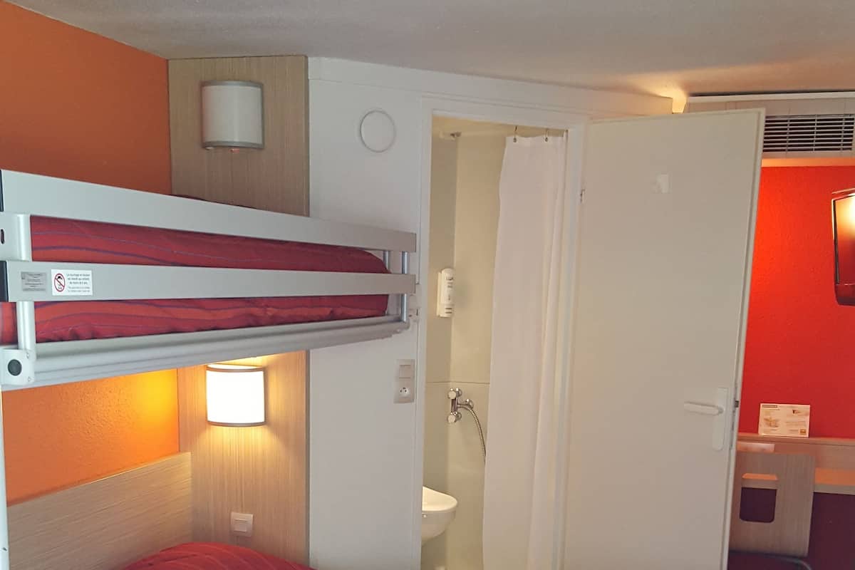 Habitación estándar, 3 camas individuales | Ropa de cama de alta calidad, escritorio y cortinas blackout