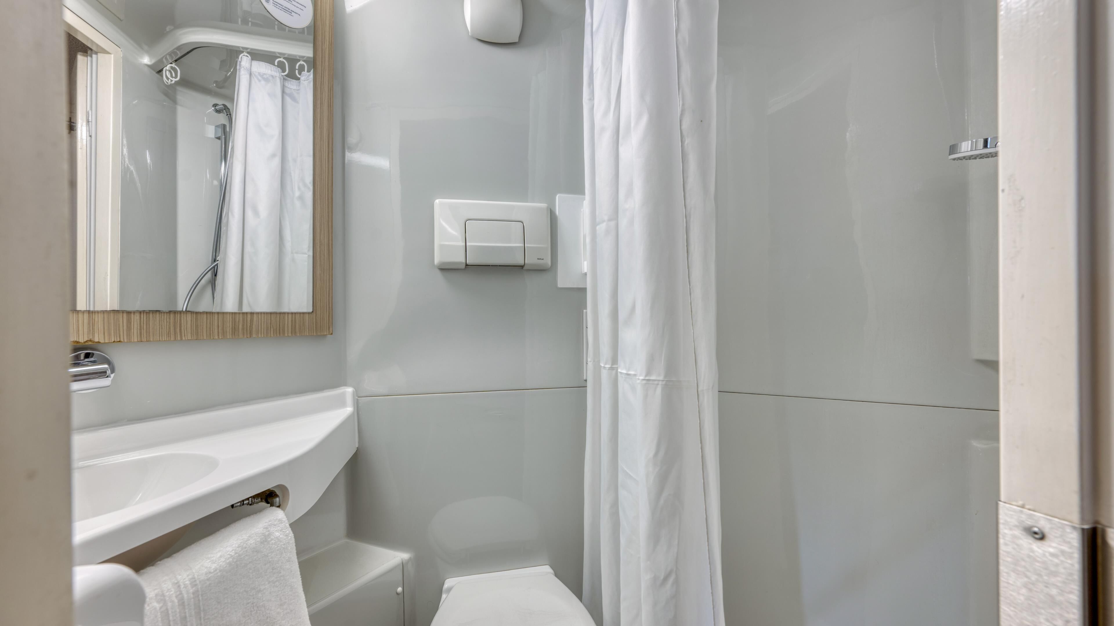 Douche, articles de toilette écologiques, serviettes fournies