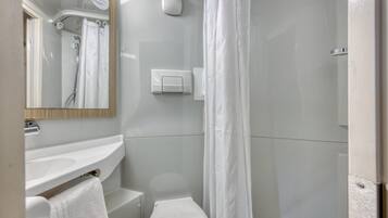 Douche, articles de toilette écologiques, serviettes fournies
