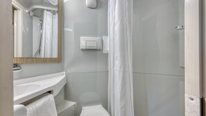 Een douche, milieuvriendelijke toiletartikelen, handdoeken