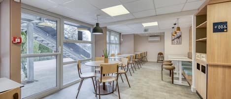 朝食 (コンチネンタル ブレックファスト)、週末に提供 (1 名様 6.50 EUR)