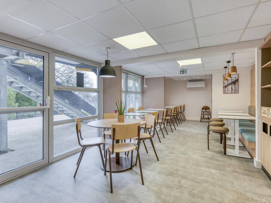 Petit déjeuner continental servi les week-ends (6.50 EUR par personne)