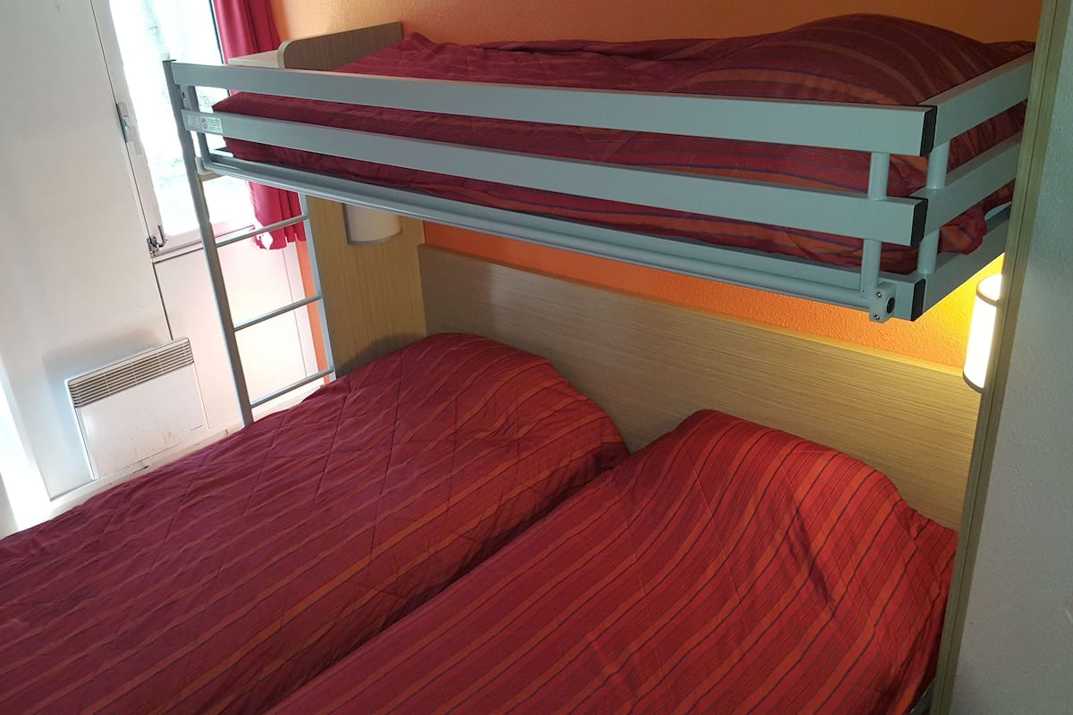 Standard Room, 3 Twin Beds | Premium bedding, desk, blackout drapes, iron/ironing board