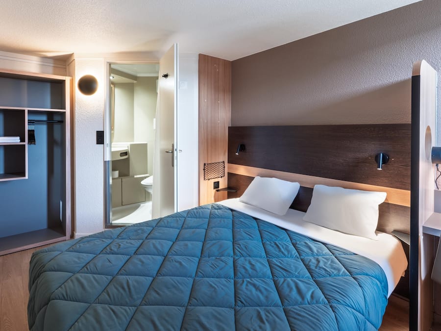 Habitación estándar, 1 cama Queen size | Ropa de cama de alta calidad, escritorio y cortinas blackout