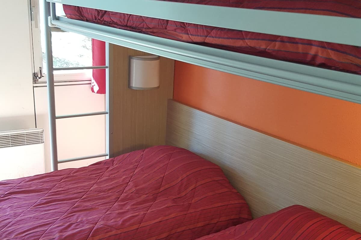 standard room, 3 single beds | premium bedding, desk, blackout curtains, iron/ironing board