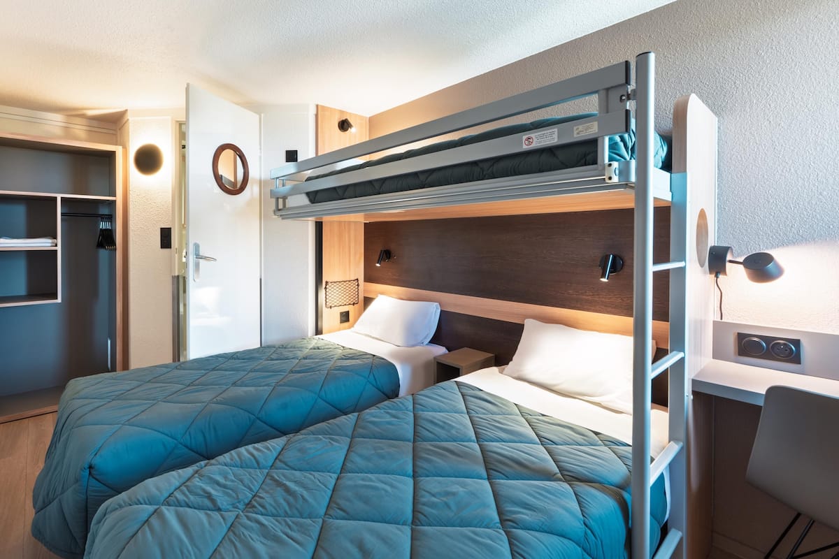 Habitación estándar, varias camas | Ropa de cama de alta calidad, escritorio y cortinas blackout