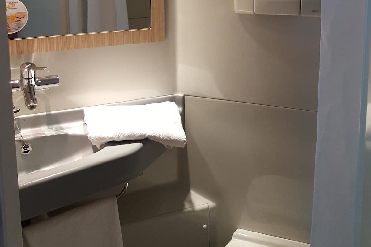 Ropa de cama de alta calidad, escritorio y cortinas blackout