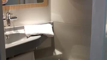 Roupas de cama premium, escrivaninha, cortinas blackout