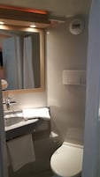 Roupas de cama premium, escrivaninha, cortinas blackout