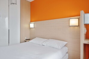 Bureau, chambres insonorisées, fer et planche à repasser