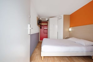 Chambre Standard, 1 lit double | Bureau, système d’insonorisation, fer et planche à repasser