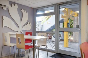 Petit déjeuner buffet servi tous les jours en supplément