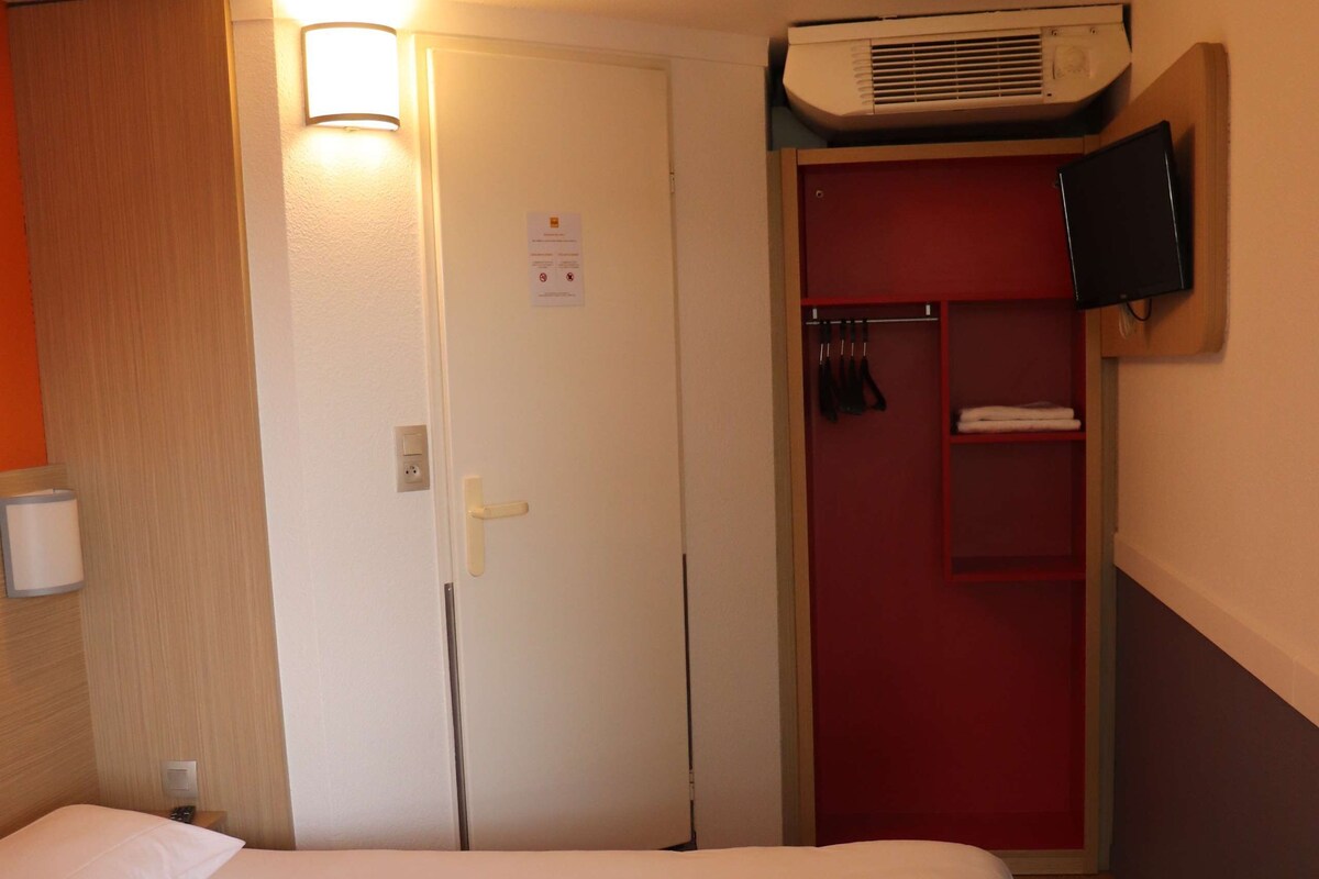 Rom – standard, flere senger (1 Double and 1 Single bed) | Skrivebord, lydisolert, strykejern/-brett og barnesenger (inkludert)