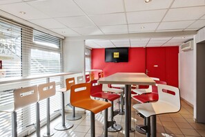 Daily to-go breakfast for a fee - Premiere Classe - Montelimar Nord (Les Tourrettes)