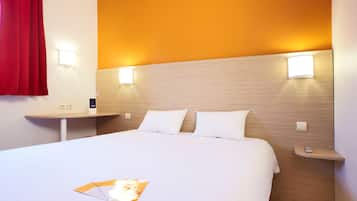 1 Schlafzimmer, hochwertige Bettwaren, Schreibtisch