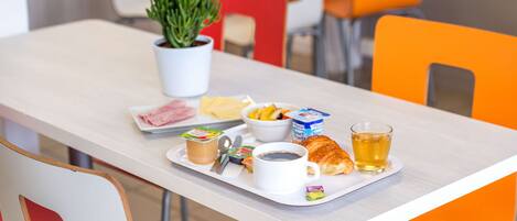 Tägliches Frühstück zum Mitnehmen (7.50 EUR pro Person)