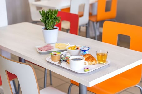 Se ofrece un desayuno para llevar (7.50 EUR por persona). Kyriad Direct Annemasse - Genève