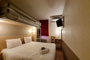 Phòng Tiêu chuẩn, nhiều giường (1 Double and 1 Single bed) | Bàn, màn/rèm cản sáng, nôi/giường cho trẻ sơ sinh (phụ phí) 