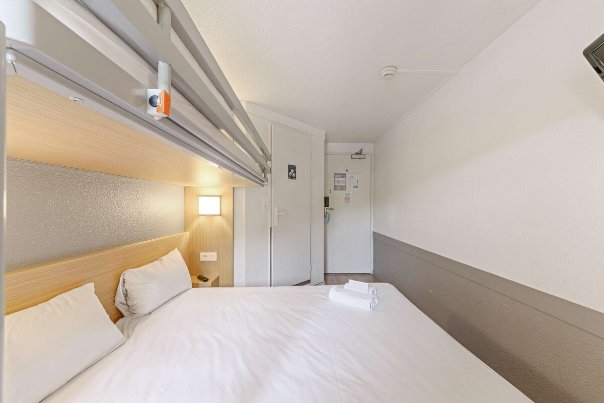 スタンダード ルーム ベッド (複数台) (1 Double and 1 Single bed) | デスク、遮光カーテン、ベビーベッド、WiFi (無料)