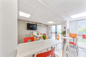 Daily to-go breakfast (EUR 7.50 per person) - Kyriad Direct Annemasse - Genève (Gaillard)