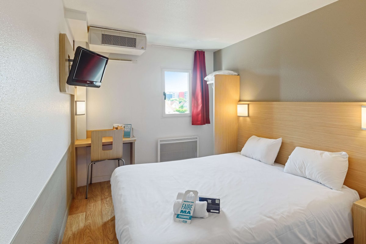 Standard Room, 1 Double Bed | Desk, blackout drapes, cribs/infant beds, free WiFi