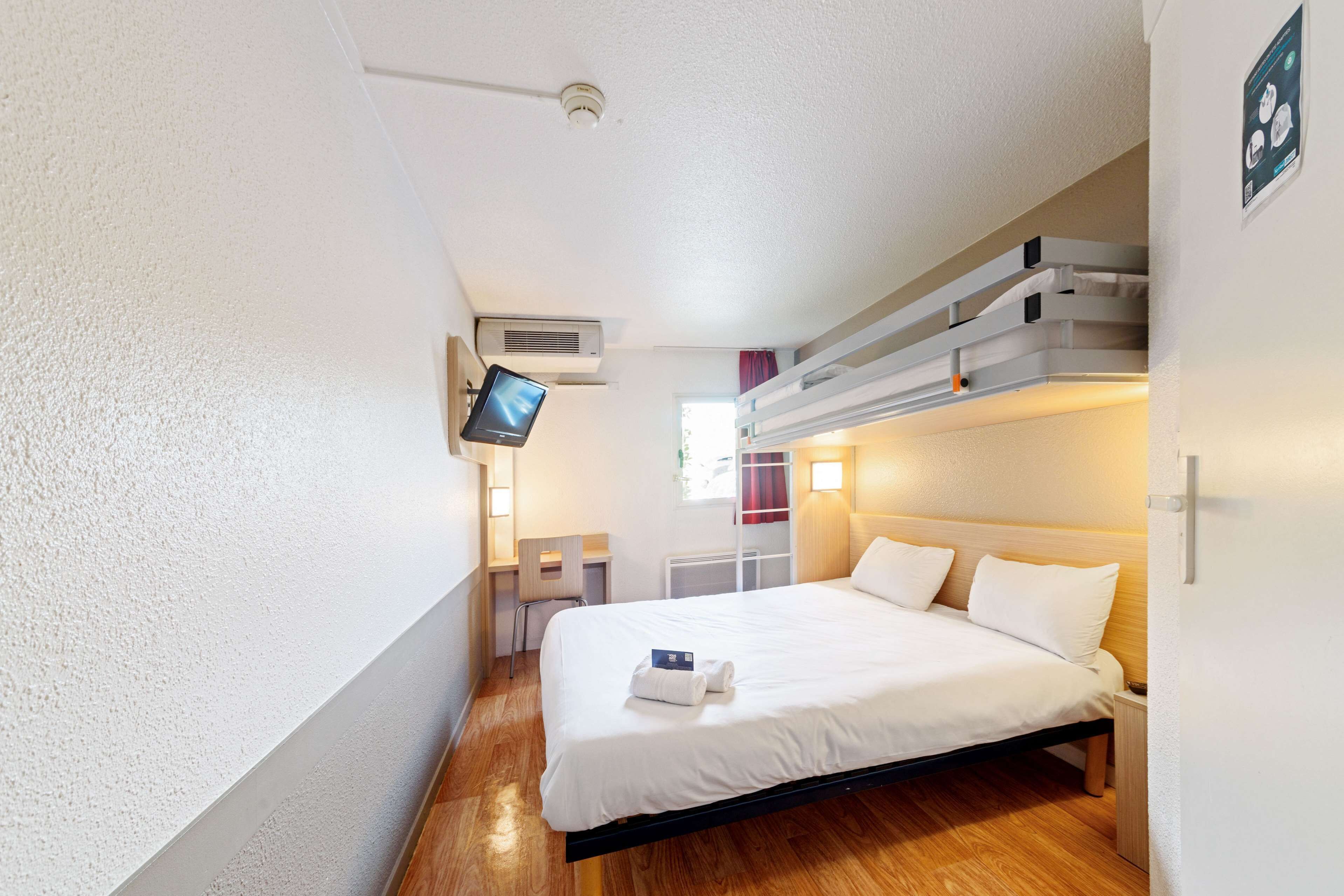 Standaard kamer, Meerdere bedden (1 Double and 1 Single bed) | Businesscentrum op de kamer