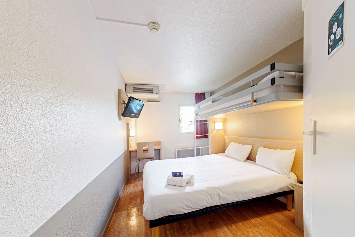 Standard Room, Multiple Beds (1 Double and 1 Single bed) | In-room business center