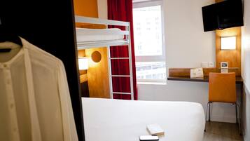 Comfort-huone, useita sänkyjä | Työpöytä, kannettavalle tietokoneelle sopiva työtila, äänieristys