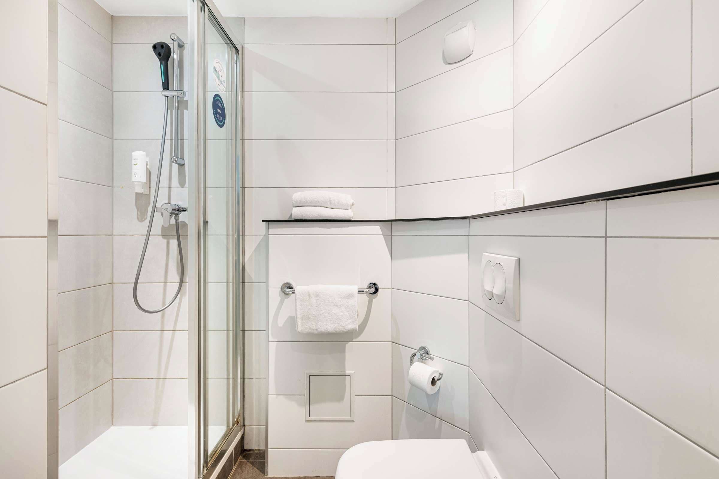 Dusche, umweltfreundliche Kosmetikartikel, Handtücher