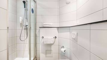 Dusche, umweltfreundliche Kosmetikartikel, Handtücher