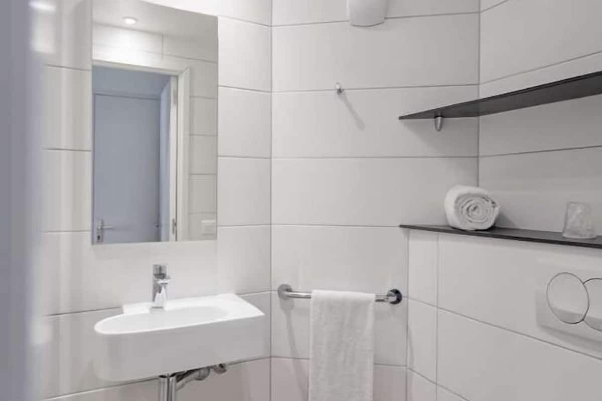 Shower, eco-friendly toiletries, towels
