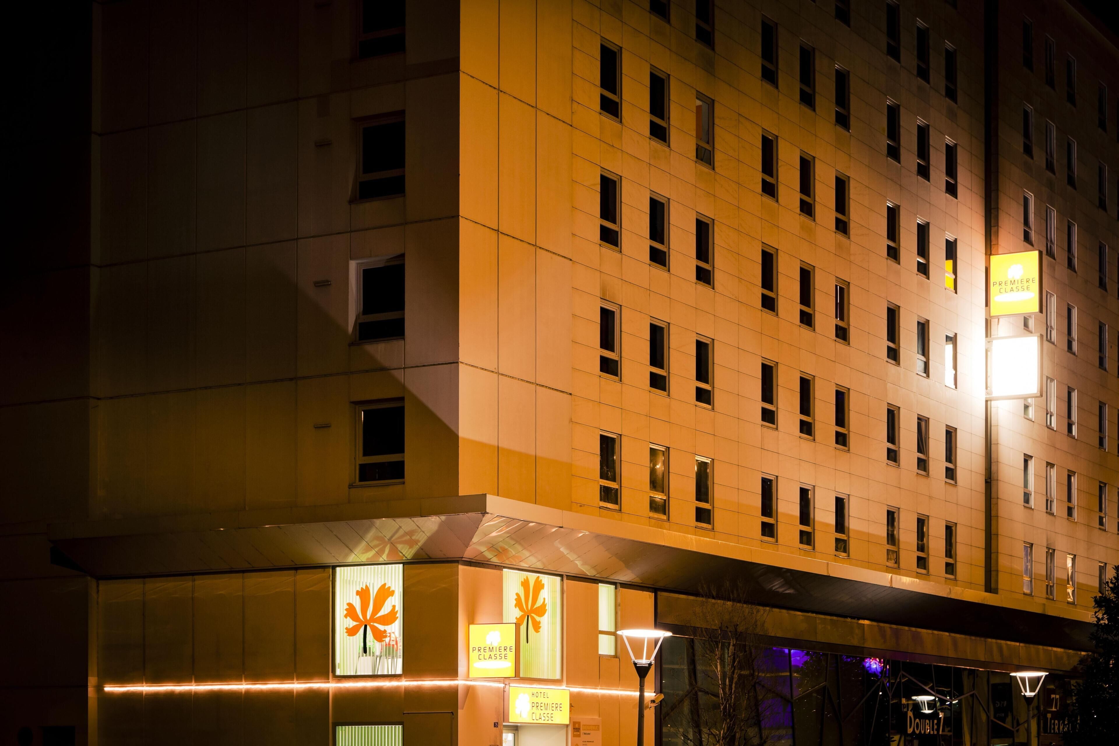 Useita kerroksia sisältävä hotellirakennus, jossa on valaistut kyltit ja moderni arkkitehtoninen ilme.