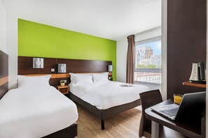 Desk, laptop workspace, soundproofing, iron/ironing board - Premiere Classe Lyon Centre - Gare Part Dieu (Lyon)