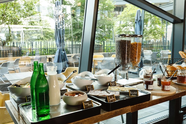 Bữa sáng buffet hàng ngày (10 EUR/mỗi người)