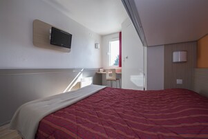 高档床上用品、办公桌、遮光窗帘、免费 WiFi