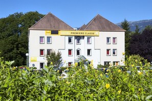 Front of property - Premiere Classe Geneve - Saint Genis Pouilly (Saint-Genis-Pouilly)