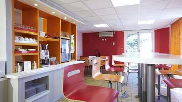 Dagelijks ontbijtbuffet (EUR 6.90 per persoon)