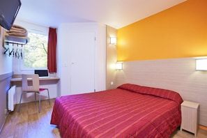 Premium bedding, desk, blackout curtains, free WiFi