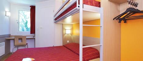 Habitación con literas, un escritorio, una silla, una ventana con cortinas y un perchero en la pared.