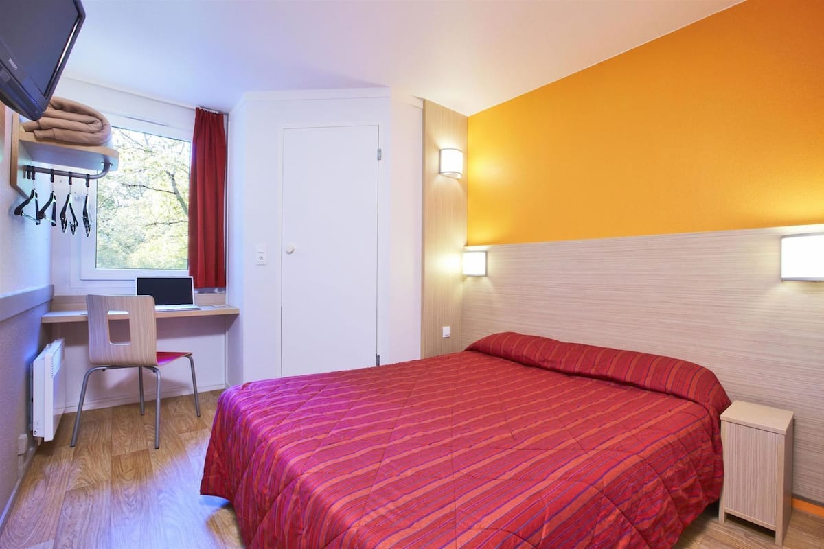 Premium bedding, desk, blackout curtains, free WiFi