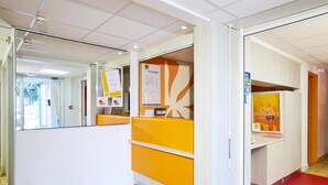 Een receptiegedeelte met een balie, prikbord en een bord met de tekst 'Ice Restaurant'.
