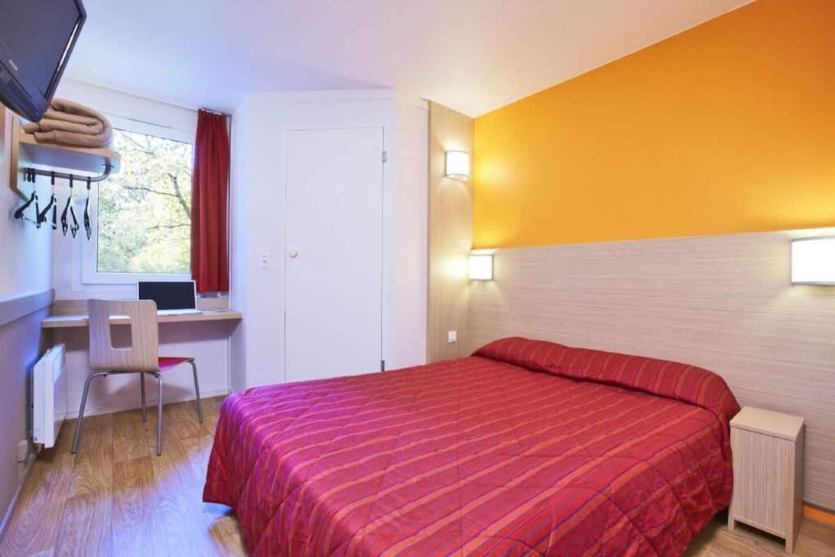 Premium bedding, desk, blackout curtains, free WiFi