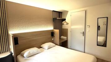 Desk, laptop workspace, soundproofing, free WiFi