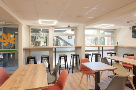 Desayuno buffet diario (EUR 6.9 por persona)