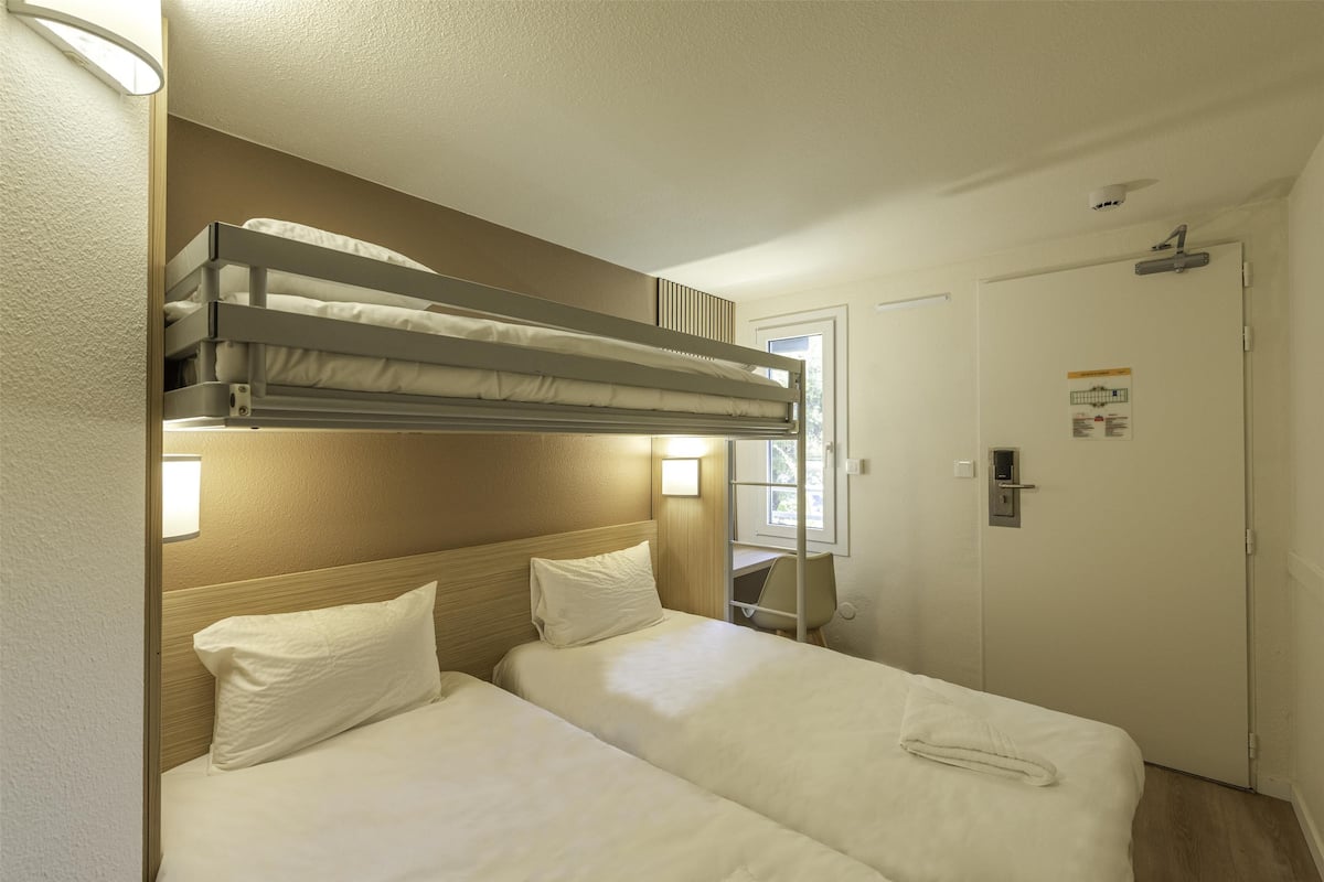 Standard Room, 3 Single Beds | Desk, laptop workspace, soundproofing, free WiFi