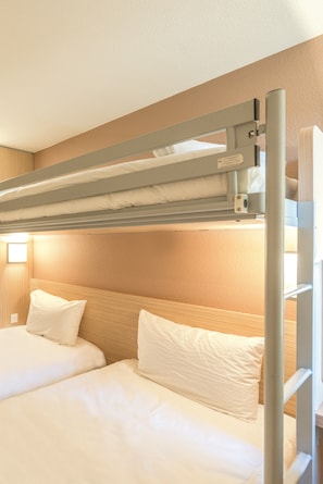 Standardzimmer, 3 Einzelbetten | Schreibtisch, laptopgeeigneter Arbeitsplatz, schallisolierte Zimmer