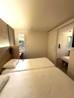 Family Room, Multiple Beds | Premium bedding, desk, laptop workspace, soundproofing - Premiere Classe Toulon - La Seyne sur Mer (La Seyne-sur-Mer)