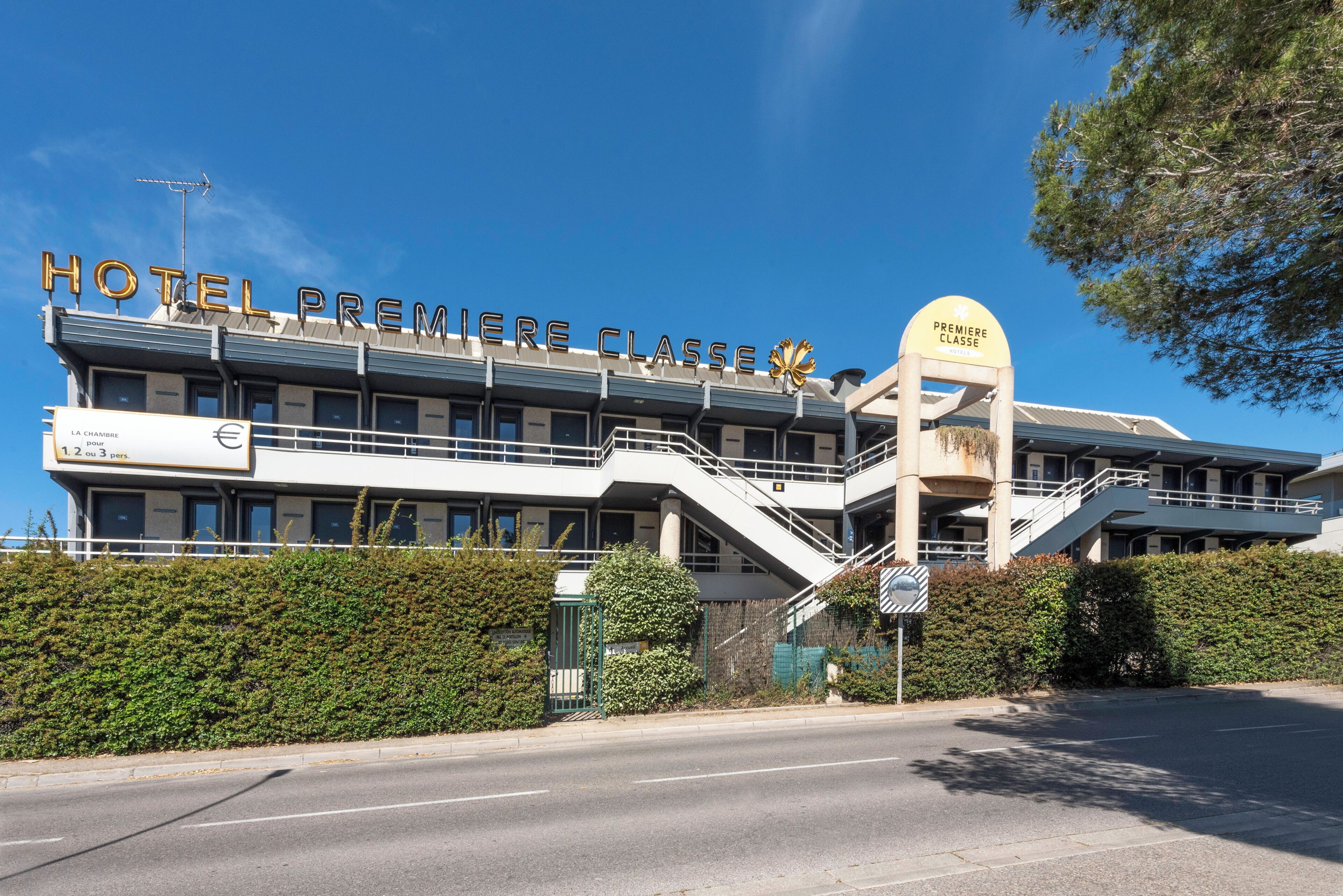 A hotel with a prominent sign reading 'HOTEL PREMIERE CLASSE.'