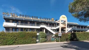 Un hotel con un cartel llamativo que dice 'HOTEL PREMIERE CLASSE'.