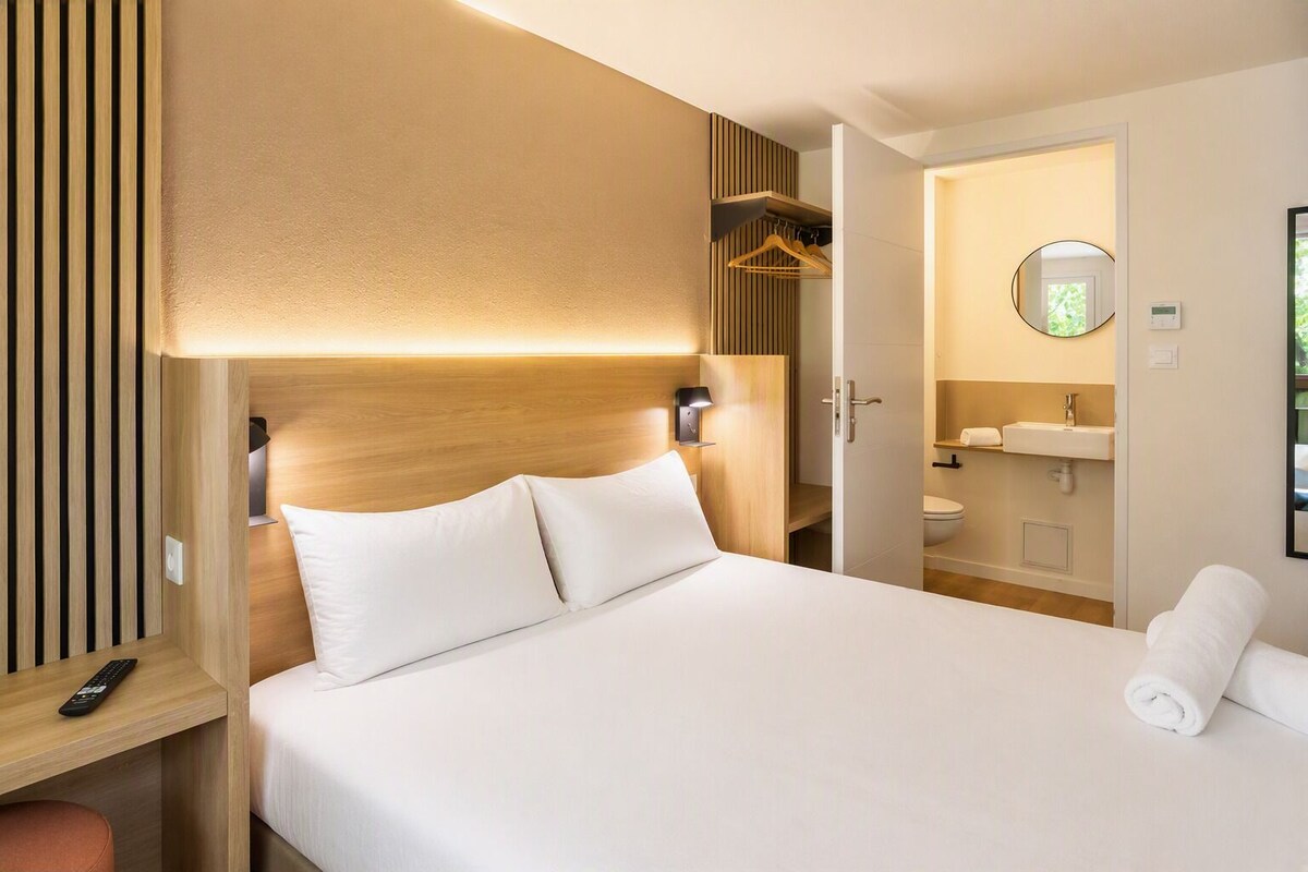 Habitación estándar, 1 cama doble | Ropa de cama de alta calidad y escritorio